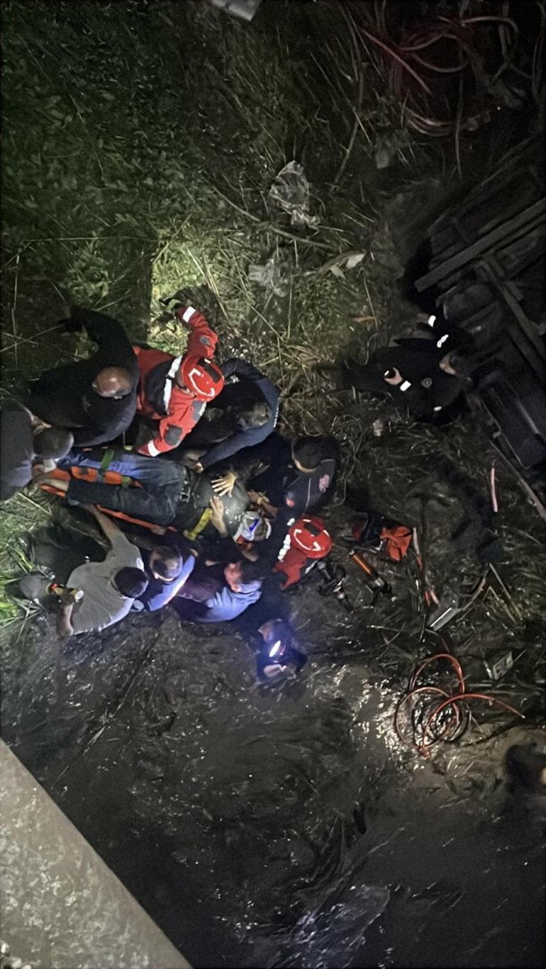 Freni boşalan kamyonet, otomobillere çarpıp Eşen Çayı’na uçtu; 2 yaralı