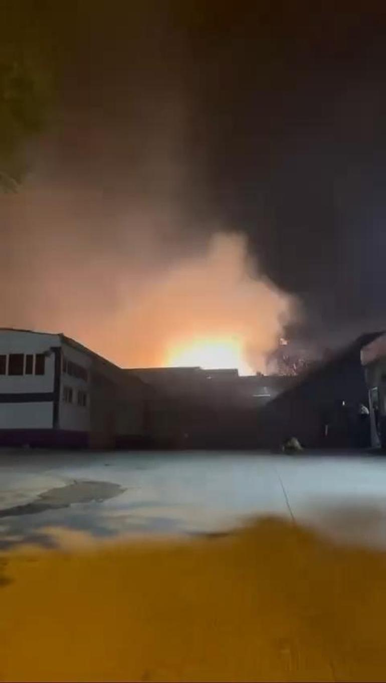 Zeytinburnunda, patlamaların yaşandığı sanayi sitesindeki yangın söndürüldü