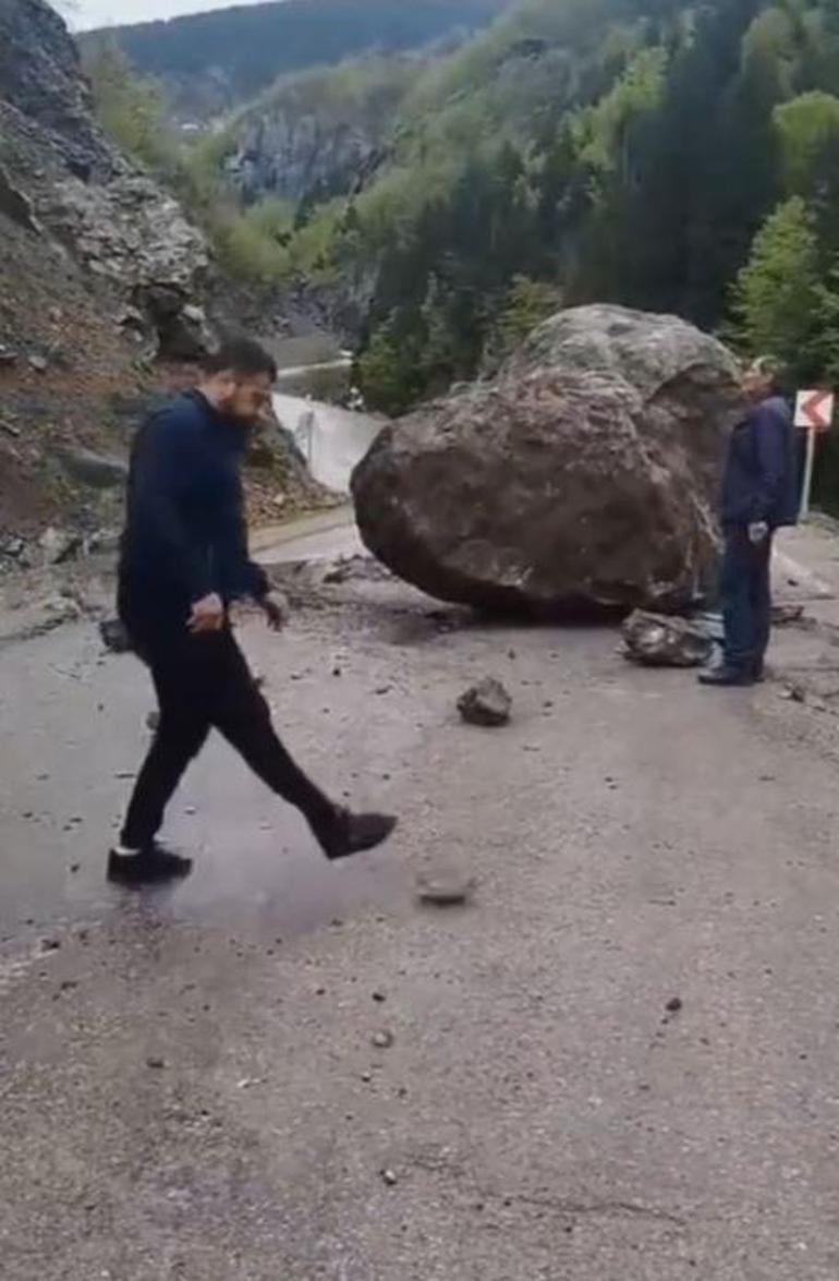 Dev kaya parçası yola düştü, arkadaş grubu son anda kurtuldu; olay sonrası kamerada