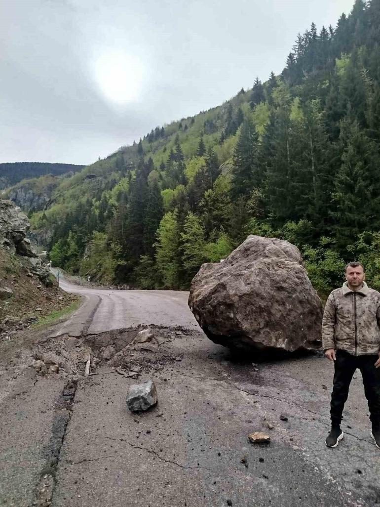 Dev kaya parçası yola düştü, arkadaş grubu son anda kurtuldu; olay sonrası kamerada
