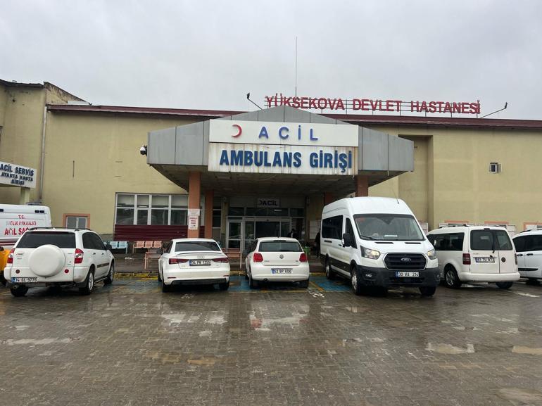Hakkaride minibüs dereye devrildi; 2 ölü, 3 yaralı