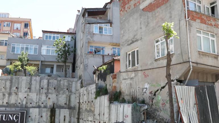 Gaziosmanpaşada yol çöktü, iki bina tahliye edildi