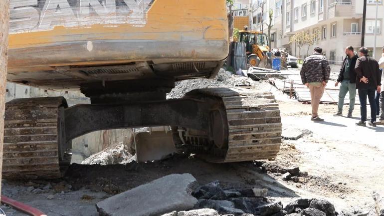 Gaziosmanpaşada yol çöktü, iki bina tahliye edildi