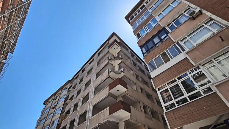 Bahçelievlerde 4 katlı binanın balkonu çöktü