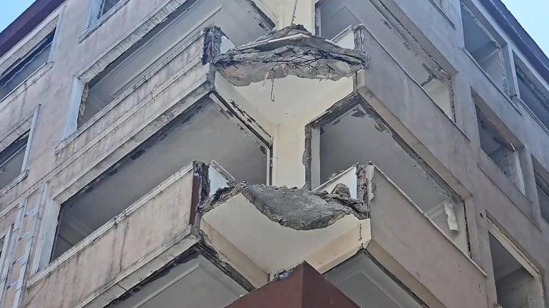 Bahçelievlerde 4 katlı binanın balkonu çöktü