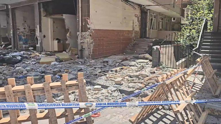 Bahçelievlerde 4 katlı binanın balkonu çöktü