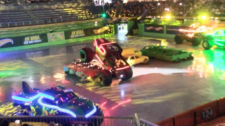 Hot Wheelsın dev tekerlekli canavar kamyonları İstanbulda şov yaptı