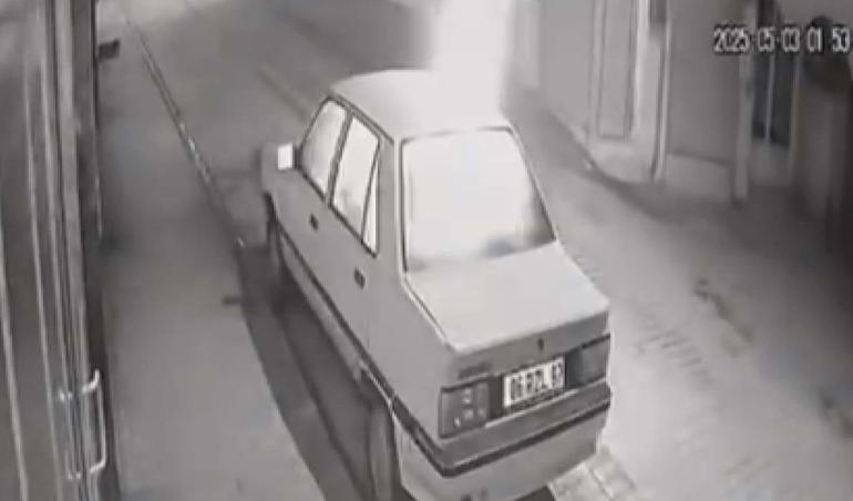 4 otomobili yaktı; o anlar kamerada