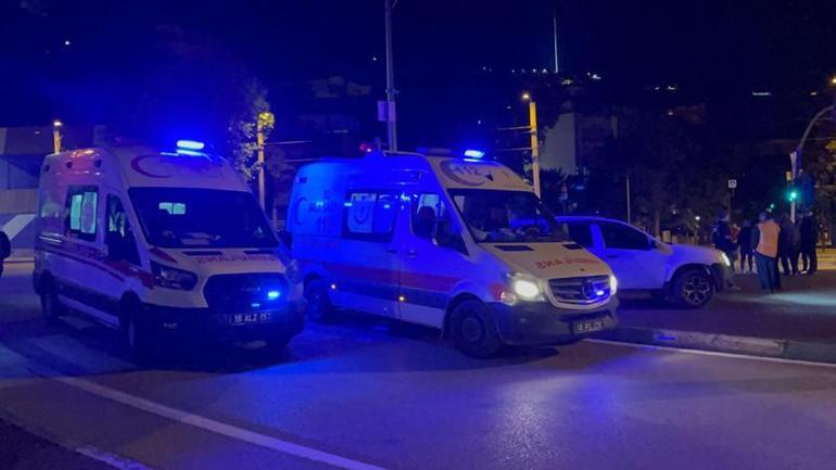 Bursada sürücüsünün kırmızı ışık ihlali yaptığı otomobil, taksiye çarptı: 7 yaralı