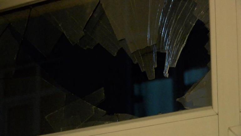 Küçükçekmecede işçinin yaslandığı aydınlatma direği devrilerek eve girdi