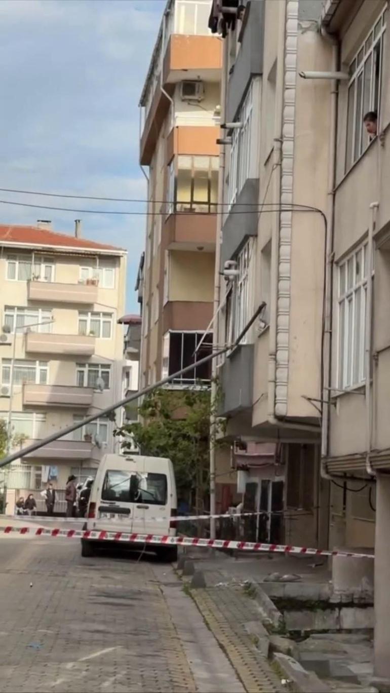 Küçükçekmecede işçinin yaslandığı aydınlatma direği devrilerek eve girdi