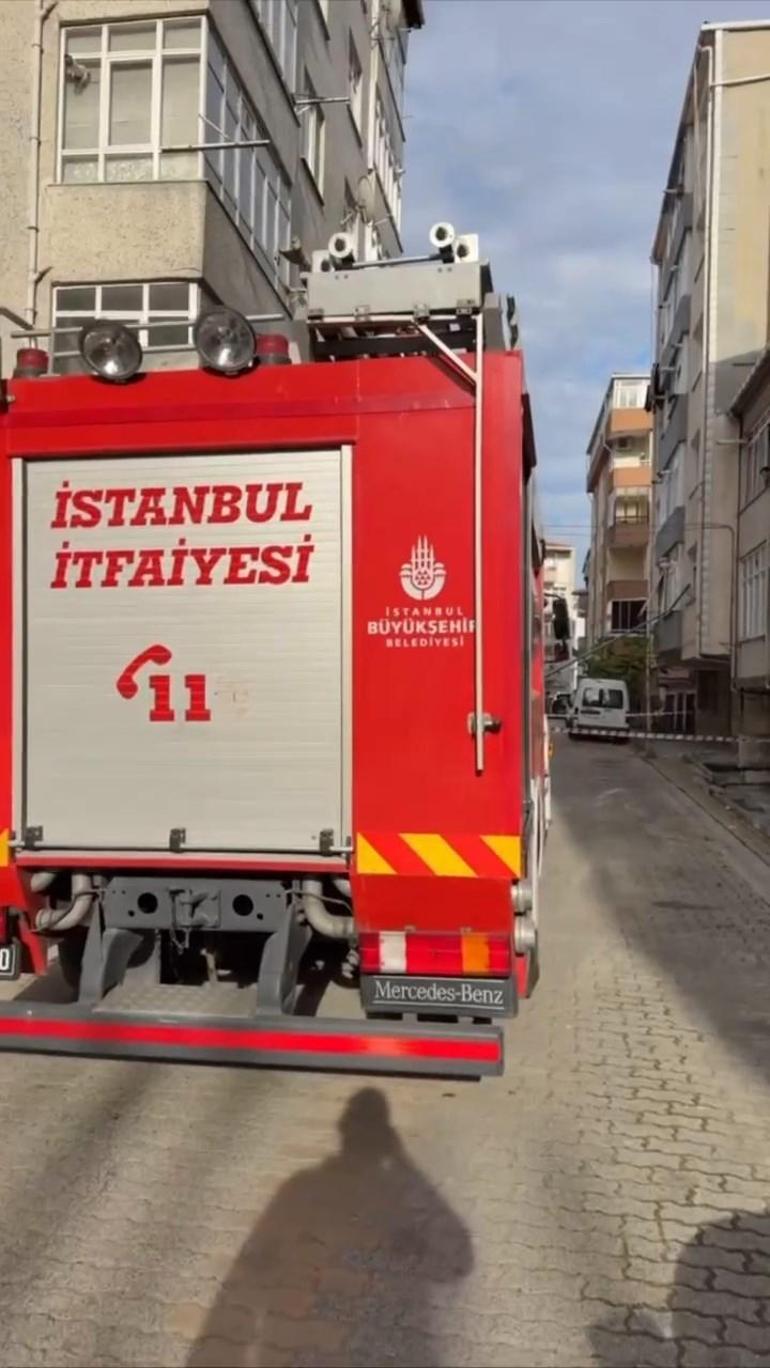 Küçükçekmecede işçinin yaslandığı aydınlatma direği devrilerek eve girdi