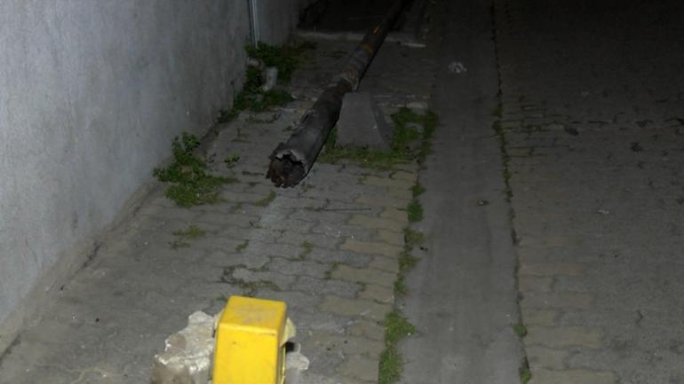 Küçükçekmecede işçinin yaslandığı aydınlatma direği devrilerek eve girdi