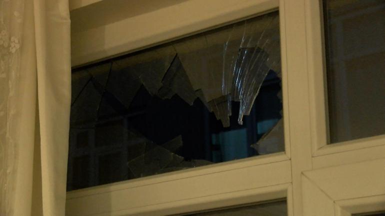 Küçükçekmecede işçinin yaslandığı aydınlatma direği devrilerek eve girdi