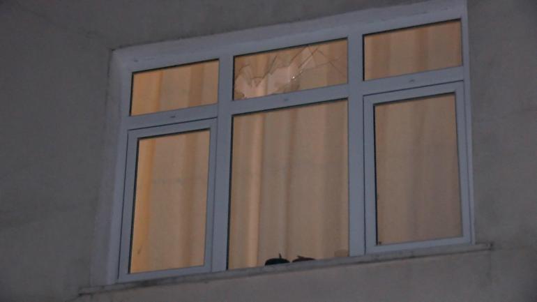 Küçükçekmecede işçinin yaslandığı aydınlatma direği devrilerek eve girdi