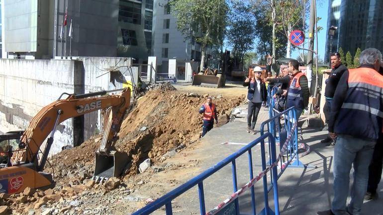 Sarıyerde çöken yolun dolgu ve onarım çalışmaları devam ediyor