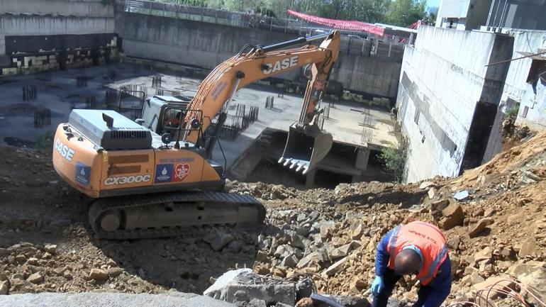 Sarıyerde çöken yolun dolgu ve onarım çalışmaları devam ediyor