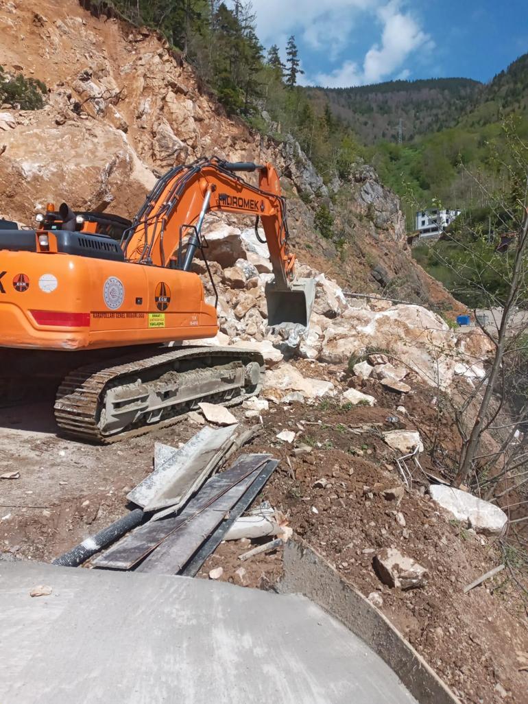 Giresunda heyelan yolu kapattı
