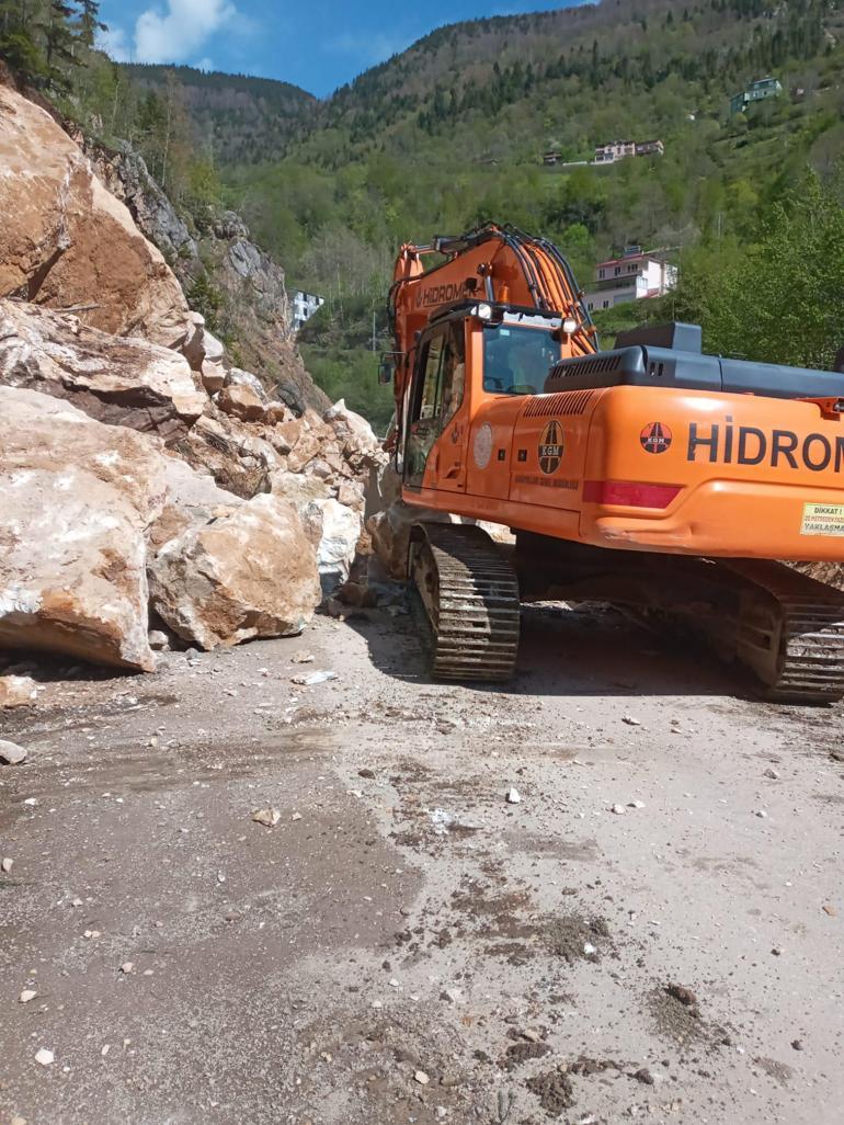 Giresunda heyelan yolu kapattı