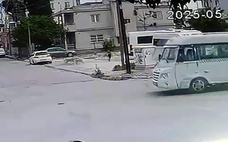 Sokak köpeklerinin saldırdığı çocuğu esnaf kurtardı