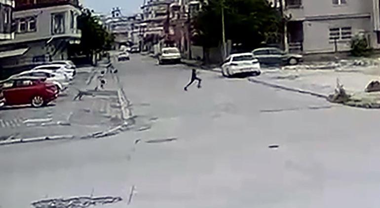 Sokak köpeklerinin saldırdığı çocuğu esnaf kurtardı