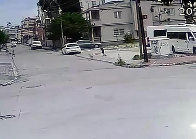 Sokak köpeklerinin saldırdığı çocuğu esnaf kurtardı