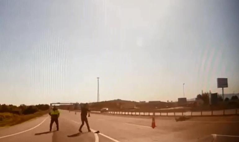 Dur ihtarında bulunan polise çarpıp kaçtıktan sonra kaza yaptı; saklandığı menfezde yakalandı