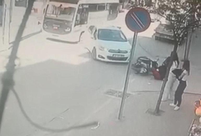 Otomobille çarpışan motosiklet sürücüsünün yaralandığı kaza kamerada