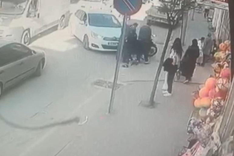 Otomobille çarpışan motosiklet sürücüsünün yaralandığı kaza kamerada