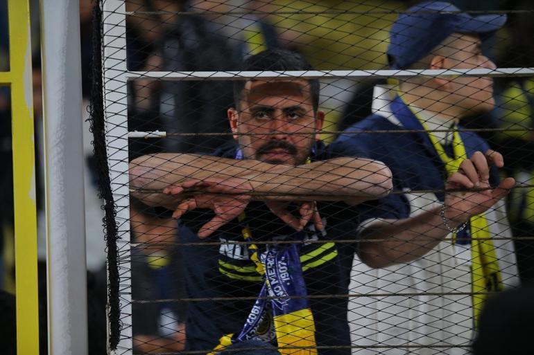 Fenerbahçe derbiyi kaybetti, taraftar Samandıra’da yönetimi istifaya çağırdı