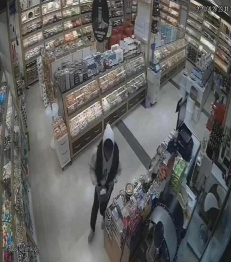 Sultangazide sadaka kutusu hırsızlığı güvenlik kamerasında