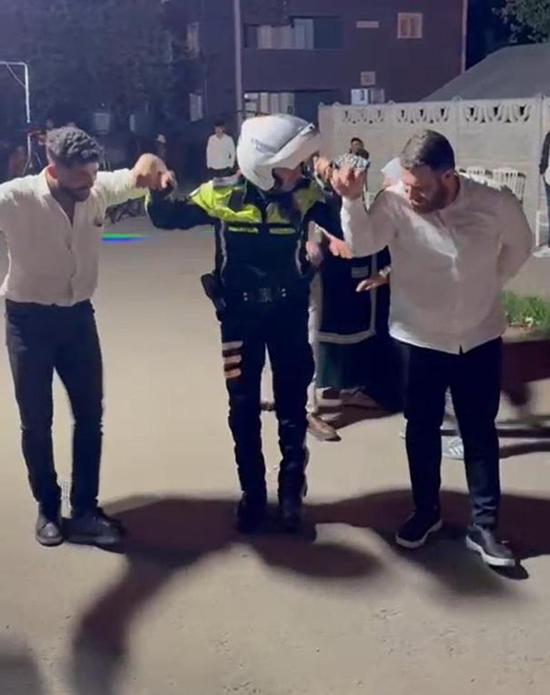 Düğün konvoyundaki araçları yoldan kaldıran polis, davet üzerine halaya katıldı