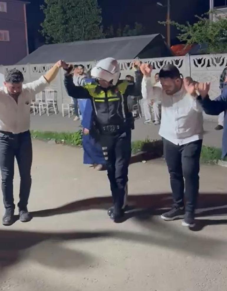 Düğün konvoyundaki araçları yoldan kaldıran polis, davet üzerine halaya katıldı