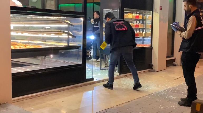 Gaziosmanpaşada sokakta husumetlileri ile karşılaştı; sığındığı kafede vuruldu