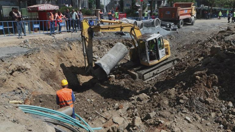 Sarıyerde çöken yolda alt yapı çalışmaları sürüyor