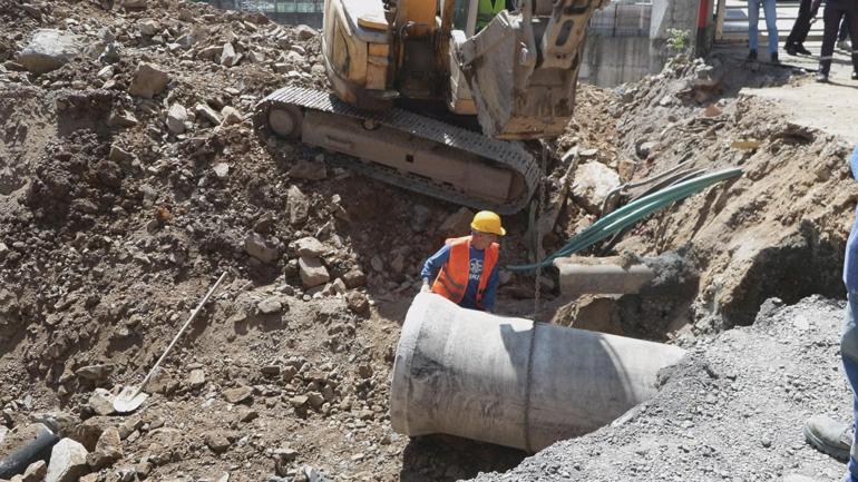 Sarıyerde çöken yolda alt yapı çalışmaları sürüyor