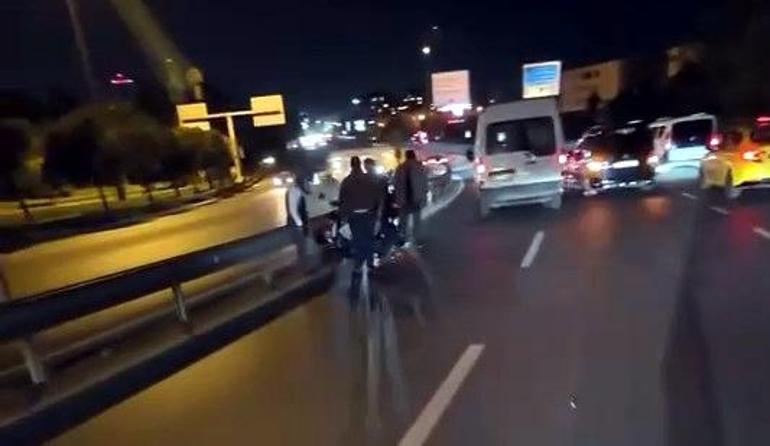 Avcılarda otomobilin çarptığı motosikletli yola savruldu; araçların altında kalmaktan son anda kurtuldu