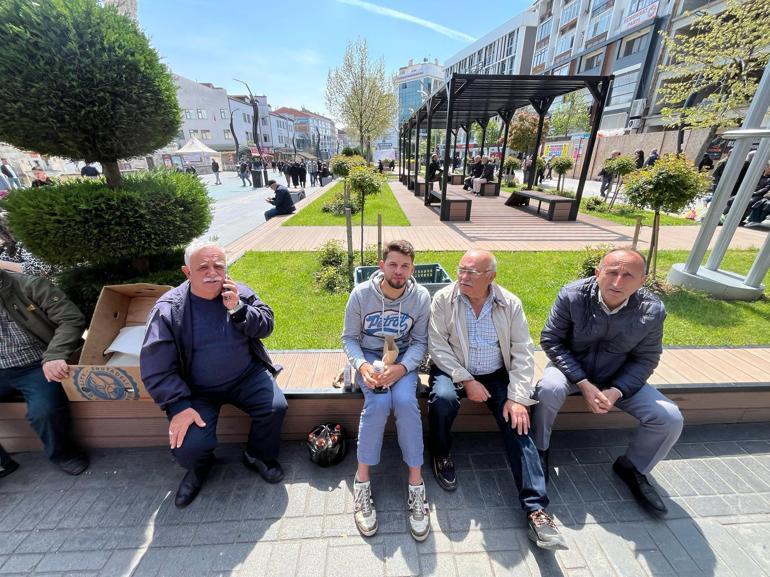 Depremzedeler için Türkiyeye gelen 2 Fransızı evinde ağırladı