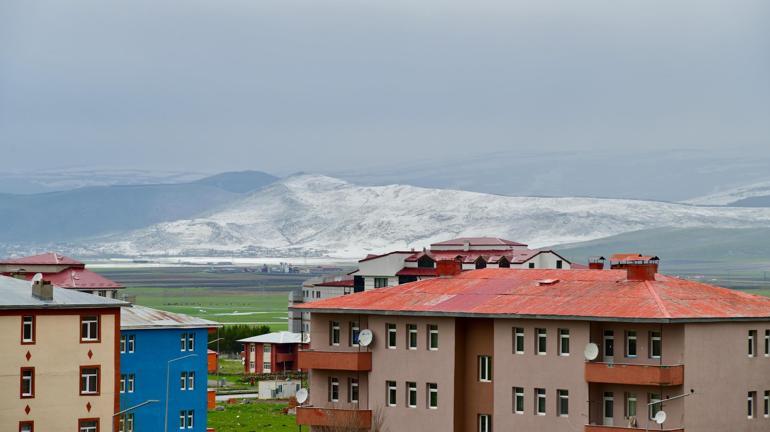 Ardahan’ın yüksek kesimleri, dolu yağışıyla beyaza büründü
