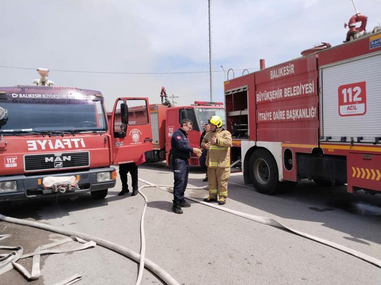 Balıkesirde kereste deposunda çıkan yangın, bitişikteki atölyeye sıçradı