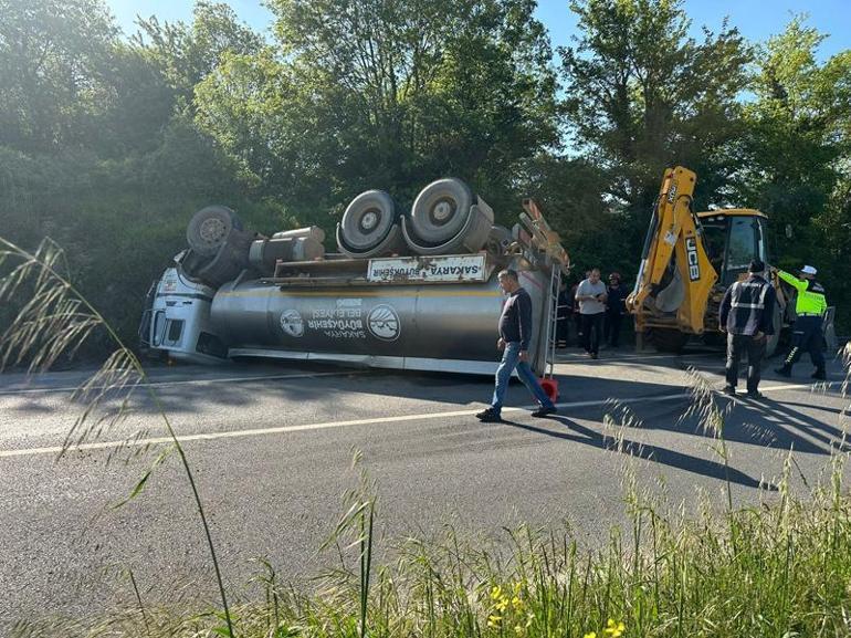 Devrilen tankerin altında kalan sürücü hayatını kaybetti