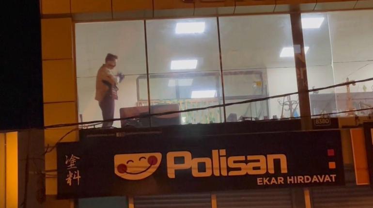 Sultanbeylide hırdavat dükkanına silahlı saldırı