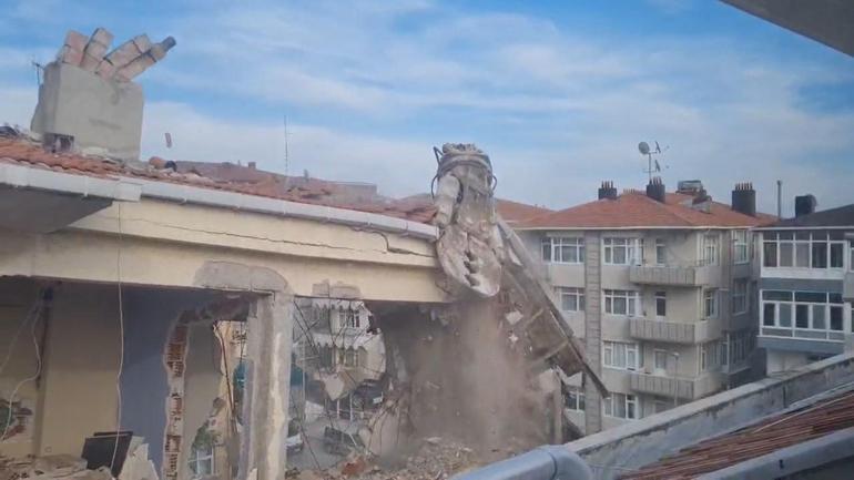 Avcılarda riskli bina yıkıldı; yandaki bina 4 saat tahliye edildi