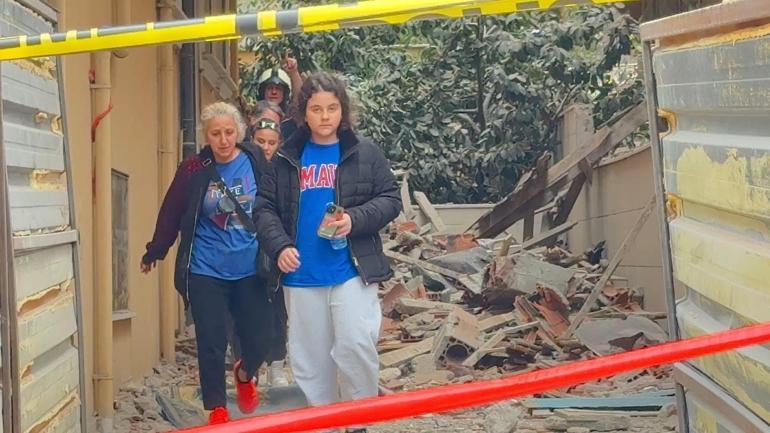 Avcılarda riskli bina yıkıldı; yandaki bina 4 saat tahliye edildi