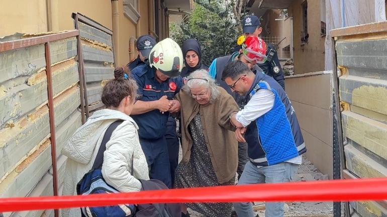 Avcılarda riskli bina yıkıldı; yandaki bina 4 saat tahliye edildi