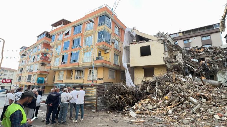 Avcılarda riskli bina yıkıldı; yandaki bina 4 saat tahliye edildi