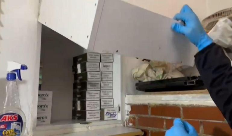 Kaçak tütünleri duvara gizlemiş