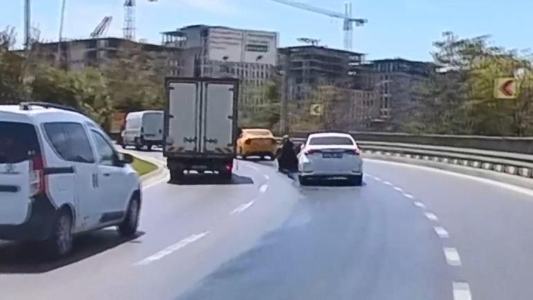 Zeytinburnunda yakıt dökülen yolda kaydı; sürücünün refleksiyle ölümden döndü