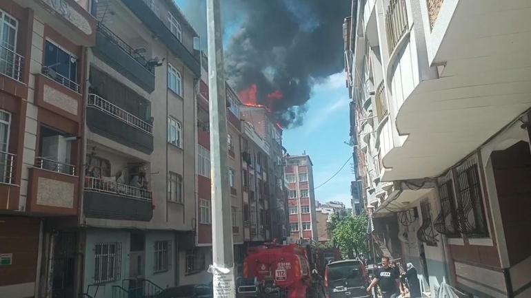 Küçükçekmecede 6 katlı binanın çatısında çıkan yangın söndürüldü