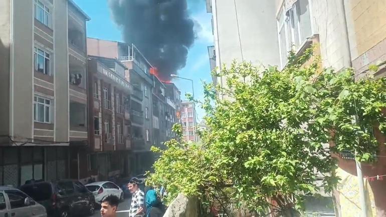 Küçükçekmecede 6 katlı binanın çatısında çıkan yangın söndürüldü